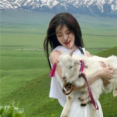 坐在酒吧里吃蛋糕